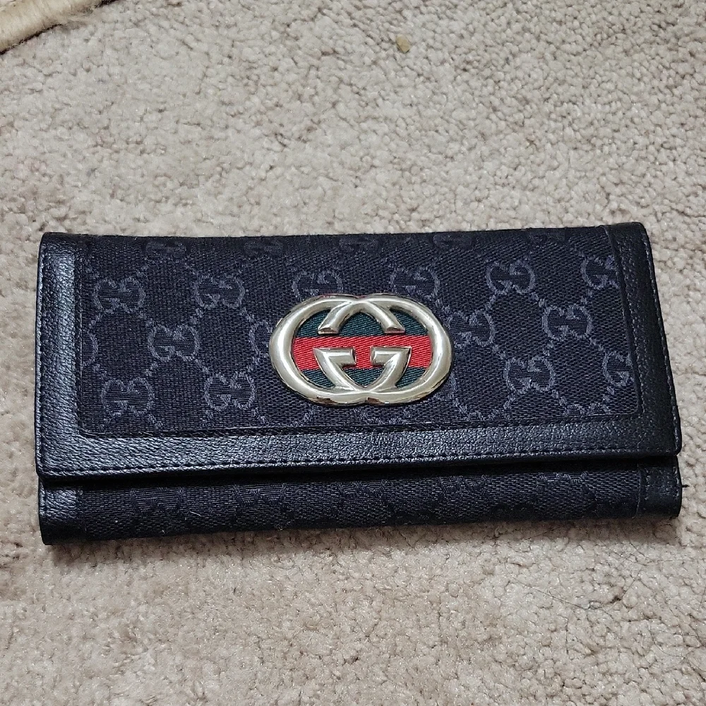 Gucci Black Wallet with Red Stripe and Silver Emblem - Picture 1 of 7